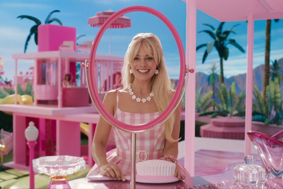 Barbie e Oppenheimer conquistam grandes bilheterias nos cinemas no primeiro final de semana.