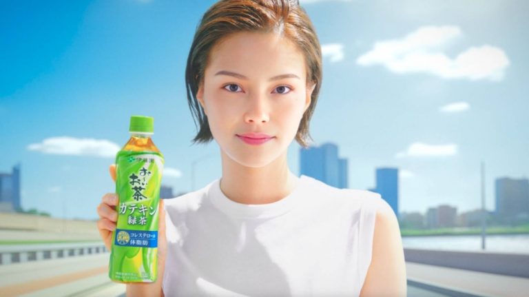 Comercial japonês com uso de atriz em IA causa polêmica em meios as greves internacionais